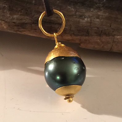 llarge pendant  Tahitian Pearl with gold caps